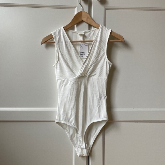 H&M Tops - Stretchy V-neck Bodysuit - White